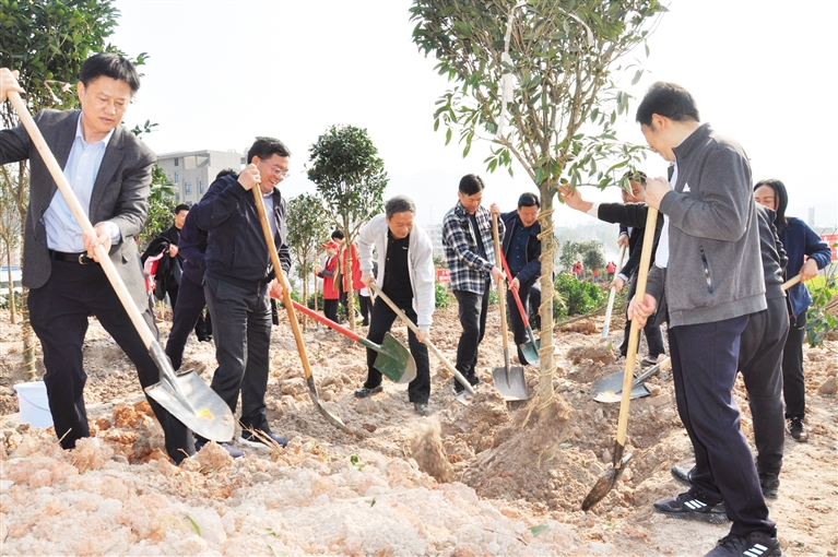 黔江區(qū)“四大家”領導來到重慶69畜牧正陽工業(yè)園區(qū)基地參加2022年全民義務植樹活動